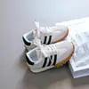 Zapatillas para niñas 2026 primavera y otoño nuevo modelo Zapatos de entrenamiento alemanes para niños Zapatos deportivos casuales transpirables para niños Zapatos de suela blanda Forrest Gump para niños