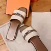 Sandálias de Dedo com Fivela Pequena de Alta Qualidade para Influenciadoras Moda Feminina Cor Versátil Color Block Bico Quadrado Fundo Plano Sandálias de Exterior Verão