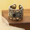Anillo con patrón de tótem de moda nacional retro, diseño hueco antiguo, versión ancha, anillo abierto para dedo índice para mujer