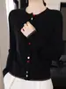 Nuevo cárdigan de lana de punto fino para mujer, con cuello redondo, botones al frente, perfecto para otoño e invierno, con diseño de doble botón, adecuado para el trabajo y el uso diario, y una prenda exterior elegante y versátil.