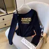 Camiseta Feminina de Manga Longa com Estampa de Letras Estilo Americano, Um Ombro Só, Estilo Primavera e Outono, Cintura Franzida, Top Base Off-Shoulder