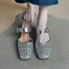 Primeiro Encontro: Sandálias fechadas estilo francês para mulheres, com salto grosso, design que aumenta a altura e um estilo de verão retrô com detalhes trançados