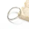 Nuevo Anillo Curvo Asimétrico de Diseño Ins Europeo y Americano para Mujer, Sentido del Diseño Ropa de Trabajo Versátil Anillo de Acero de Titanio Oro de 18K