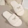 Zapatos de mujer de talla grande de comercio exterior 2026 otoño e invierno dulce lazo de pedrería suela gruesa punta abierta zapatillas de algodón peludas para mujer
