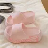 Pantuflas de Pareja para Uso Exterior, que Aumentan la Altura, Modernas, de Suela Gruesa, Diseño Estampado, Pantuflas al por Mayor, Verano 2026 Estampado de Letras