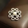 Broche de Perla y Diamante Nudo Chino Hueco, Disponible en Azul y Blanco, Pin Decorativo Versátil de Lujo Ligero para Trajes y Abrigos de Mujer