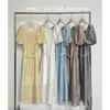 Vestido Tencel MMC DITION con escote cuadrado, mangas abullonadas y un diseño que ciñe la cintura, elegante vestido largo