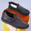 Sapatos casuais masculinos com solas macias, projetados para usuários de meia-idade e idosos, apresentando uma sola grossa de PU, design slip-on, solas antiderrapantes e material respirável