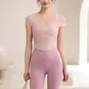 Roupa de Yoga para Mulheres, Corte Justo com Bojos, Camiseta Respirável de Manga Curta em Malha, Roupas para Esportes ao Ar Livre, Pilates, Treinamento, Fitness