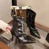 Botas curtas estilosas e bonitas de bico fino com saltos agulha, botas de cano justo, novas botas da moda com laço, outono de 2026