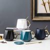 Estilo nórdico cor sólida simples copo de cerâmica geométrica simples com tampa colher de ouro de alta qualidade Office Coffee Cup atacado