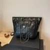 2025 Nova Bolsa Boston de Bowling de Alto Padrão Estilo Chanel Bolsa de Ombro com Corrente Bolsa de Axila Acolchoada Bolsa Tote Elegante