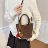Bolso de Hombro Esmerilado de Nicho Cesta de Verduras Bolso Cubo para Mujer 2025 Nuevo Bolso de Hombro Versátil de Gamuza Bolso Cruzado Casual