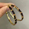 Pendientes de aro de cuero con estampado de leopardo colorido de moda vintage, diseño minimalista, pendientes exquisitos de alta gama