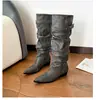 Otoño Invierno 2026 Nuevas Botas Europeas y Americanas de Punta con Tacón Escalonado para Mujer con Hebilla de Cuero de Caña Alta Moda Botas Largas Plisadas