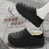 Chinelos de algodão impermeáveis e quentes para homens, adequados para uso externo no outono e inverno, com solas antiderrapantes, design que aumenta a altura e estilo casual com calcanhar fechado.. Também disponível em versão feminina