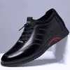 Nuevos zapatos casuales de cuero para hombre con suelas blandas, zapatillas deportivas ligeras sin cordones, versátiles para padres de mediana edad, adecuados para ir al trabajo, zapatos para hombre que aumentan la altura