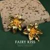 Aretes de Flor de Esmalte Hechos a Mano con Elegancia Delicada, Aretes Dulces Chapados en Oro, Joyería Vintage de Qingdao con Moño