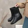 Botines de moda para mujer con punta redonda, suela gruesa y estilo minimalista, perfectos para combinar con faldas en la temporada de otoño
