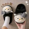 Pantuflas de algodón para mujer nuevas 2026 invierno interior hogar antideslizantes con felpa cálidas tacón de gato zapatos de algodón para mujer para usar al aire libre