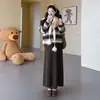 Moda Gestante outono e inverno novo conjunto de malha listrada duas peças xale cachecol top saia curta solta cobrindo a barriga casaco retrô