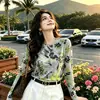 C08Malla de doble capa moda femenina versátil corte ajustado elegante malla agradable a la piel top de manga larga con cuello redondo estampado