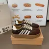 Tênis brancos de outono, casuais e versáteis, tênis de treino retro alemão, novos sapatos de plataforma de sola grossa femininos 2026, tecido bege super popular