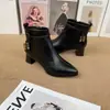 Botas Curtas para Mulheres 2025 Outono e Inverno Novas Botas de Moda com Salto Médio Tecidas com Contas Salto Grosso Botas Femininas Couro Macio Botas de Algodão Botas de Couro Femininas