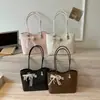 Bolsa Tote Outono 2026 Pingente de Laço com Renda e Pérolas Grande Capacidade Ombro Único Bolsa para Escola e Trajeto Bolsa de Axila Bolsa Tote