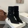 Botas curtas justas estilo francês de camurça com bico fino e tiras finas, botas de cano médio cáqui plissadas e empilhadas
