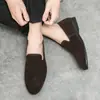 Zapatos sin cordones para hombre con aumento de altura oculto, Zapatos pequeños de cuero estilo británico, Zapatos de cuero puntiagudos de gamuza para peinador, Mocasines de gamuza para hombre