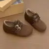 Mules de Felpa con Hebilla de Cuero para Aumentar Altura Interior de Invierno Zapatos de Algodón Moda Slip-on Suela Gruesa Cálidos 2026 Personas Bajas