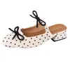 Mules de tacón grueso de punta cerrada con lazo de lunares estilo francés para mujer, impresionantes zapatillas Mary Jane poco profundas de punta cuadrada para uso en exteriores