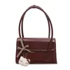 Versátil bolso pequeño de cuero encerado estilo ins para mujer, nuevo bolso cuadrado retro para el antebrazo 2026, bolso de hombro texturizado para el otoño/invierno