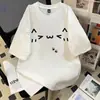 Camiseta Redonda de Manga Curta com Estampa de Rosto Sorridente e Boca Pontuda Simples em Seda de Leite para Homens e Mulheres, Novo Estilo de Verão Versátil Tendência