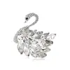 Broche de Cisne de Cristal Iridiscente de Alta Gama, Completamente Incrustado con Diamantes, Pin Exquisito para Abrigos y Trajes, un Accesorio Atmosférico, Regalo para Novia