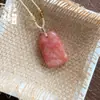 Al por mayor Jade de Seda Dorada Natural de Xinjiang Hebilla de Seguridad Colgante de Jade Hebilla de Seguridad Rosa Flor de Durazno Relleno Colgante de Jade Espesado