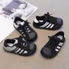 Sapatos casuais infantis, antiderrapantes, coleção outono 2026, tênis pretos com biqueira de concha para meninos, calçados esportivos de tamanho médio a grande, estilo moderno