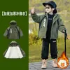 Abrigo de Otoño e Invierno para Niños 2025 Nuevo Estilo Estilo Callejero Travieso Guapo Pequeño Niño Forrado de Felpa Engrosado Superior Cortavientos para Niños Chaqueta de Algodón Moderna