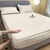 Funda de colchón acolchada juego de tres piezas, cubierta de cama antideslizante para dormitorio individual de estudiante