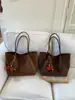 Bolsa tote retrô para mulheres, grande capacidade, adequada para o trajeto diário, uma nova bolsa de ombro para a temporada outono/inverno de 2026, perfeita para estudantes universitários usarem nas aulas