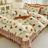 Conjunto de Quatro Peças de Veludo Leite Transmitido ao Vivo com Saia de Cama de Renda Espessa, Conjunto de Três Peças de Fleece Coral Dupla Face para Inverno, Capa de Edredom com Enchimento de Algodão