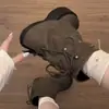 Botas de mujer marrones retro de plataforma gruesa para aumentar la altura, nuevo modelo de otoño 2026, suela blanda, versátiles, adecuadas para combinar con faldas, botas que estilizan la pierna