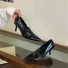 Zapatos de tacón grueso tipo salón para mujer, estilo británico, punta fina, charol negro brillante, para calzar, Primavera 2026