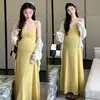 Moda nueva de primavera y verano 2025, conjunto de dos piezas para mamás calientes: vestido largo elástico de tirantes y cárdigan protector solar para mujeres embarazadas
