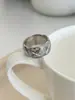 Anillo de diamantes clásico de lujo ligero para hombre y mujer europeo y americano, diseño de personalidad moderno para combinar con todo, exquisito de alta gama