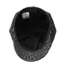 Gorra de visera estilo periódico con estampado de leopardo para otoño e invierno para mujer, gorra de retazos vintage, moderna y versátil, hace que la cara se vea más pequeña, gorra de artista estilo británico