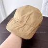 La popular versión mejorada de Xiaohongshu de la gorra de visera para mujer, una gorra tipo pico para salidas de otoño que hace que la cara se vea más pequeña, con correas, popular entre las influencers