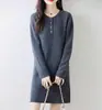 Vestido tricô elegante e maduro estilo francês, gola redonda, comprimento médio, vestido pullover de abotoar outono 2026 para mulheres