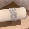 Pulsera geométrica minimalista incrustada con diamantes con un diseño fresco y discreto, única y exquisita, versátil y elegante, adecuada para usar en capas